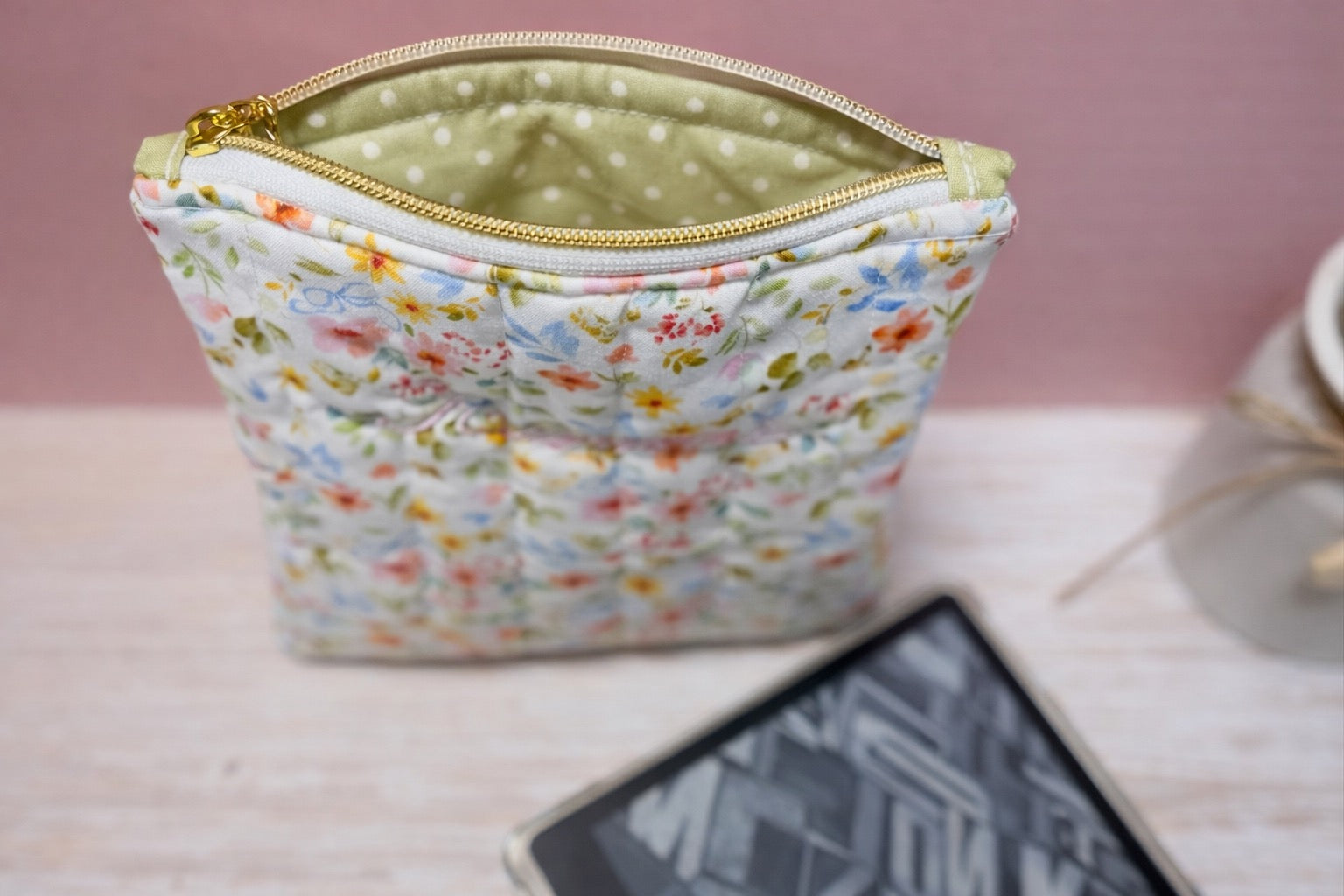 Spring Picnic & Bows Kindle Sleeve